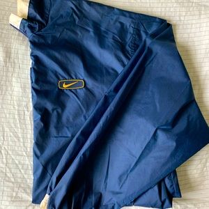 Vintage Nike navy blue oversized windbreaker with racing stripe in the back.